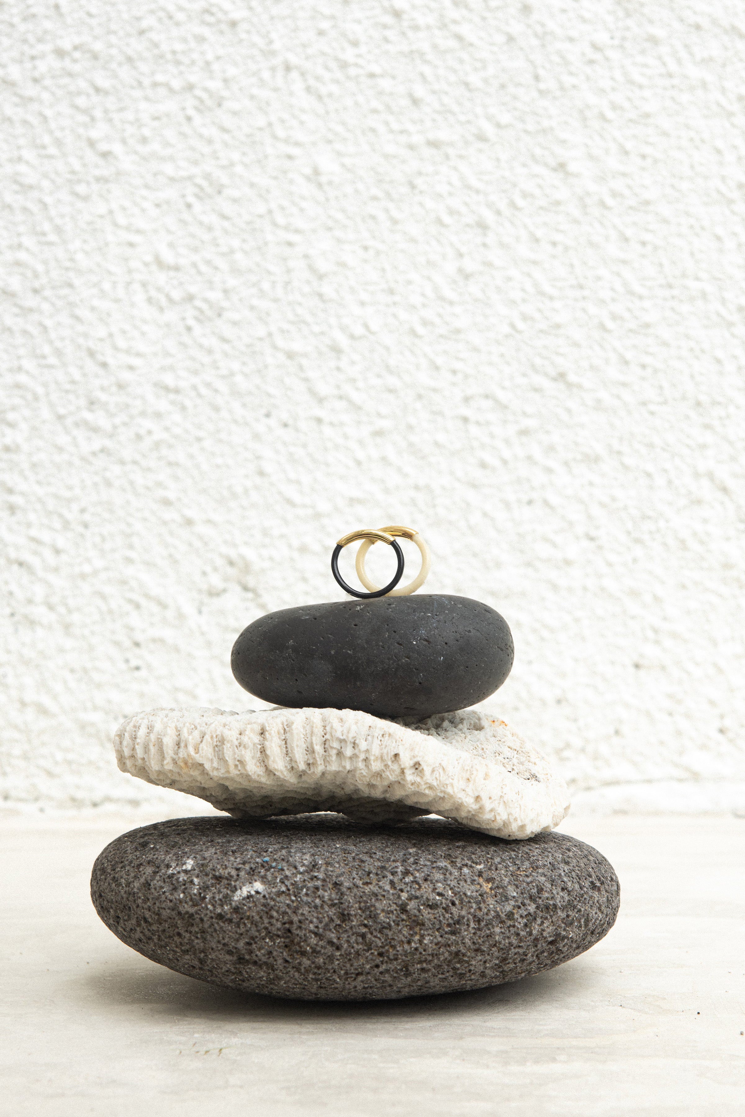 Adorn Bar Ring - Gold w/ Dark Horn - RUM Amsterdam