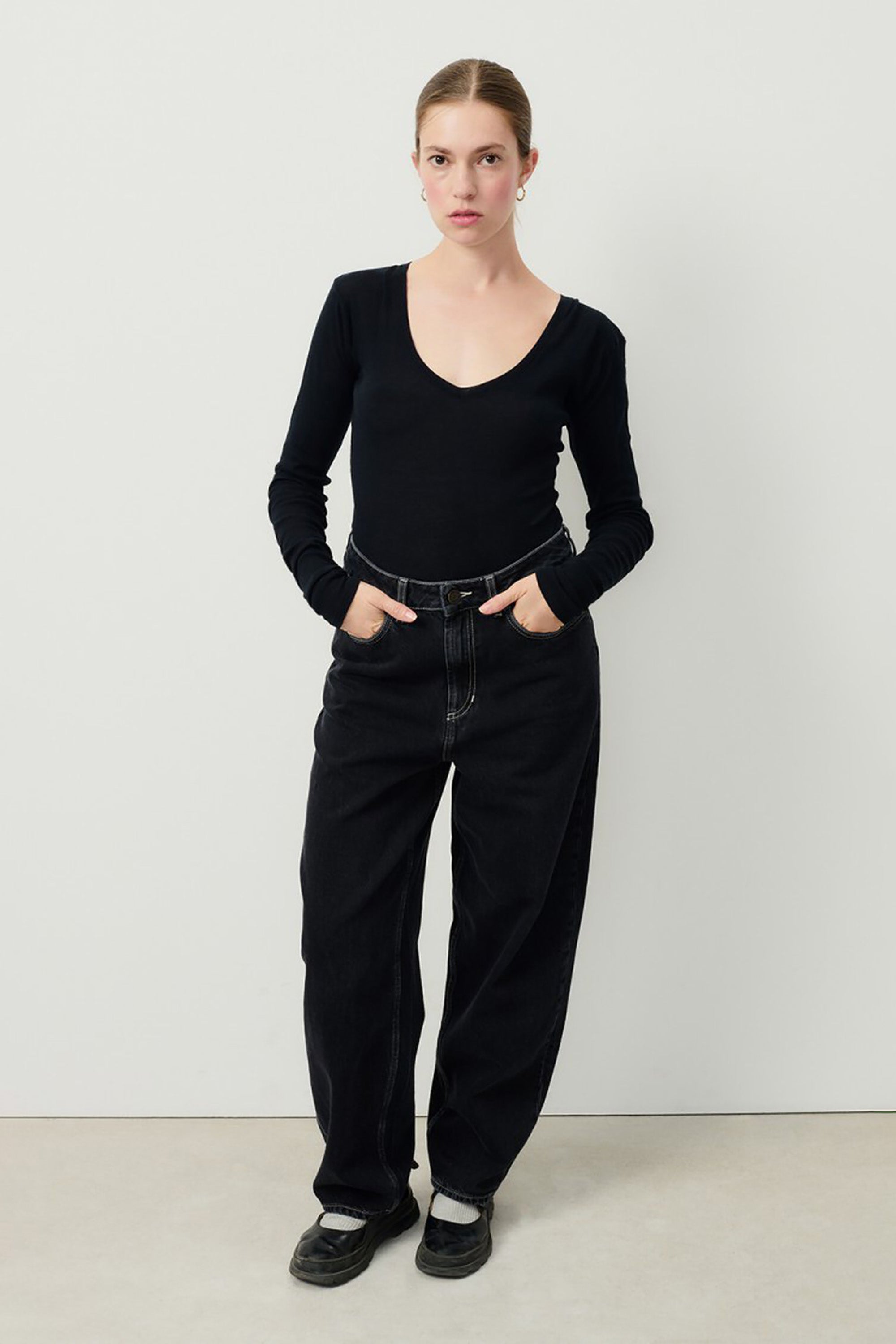 Massachusetts V-Neck T-Shirt LS - Black