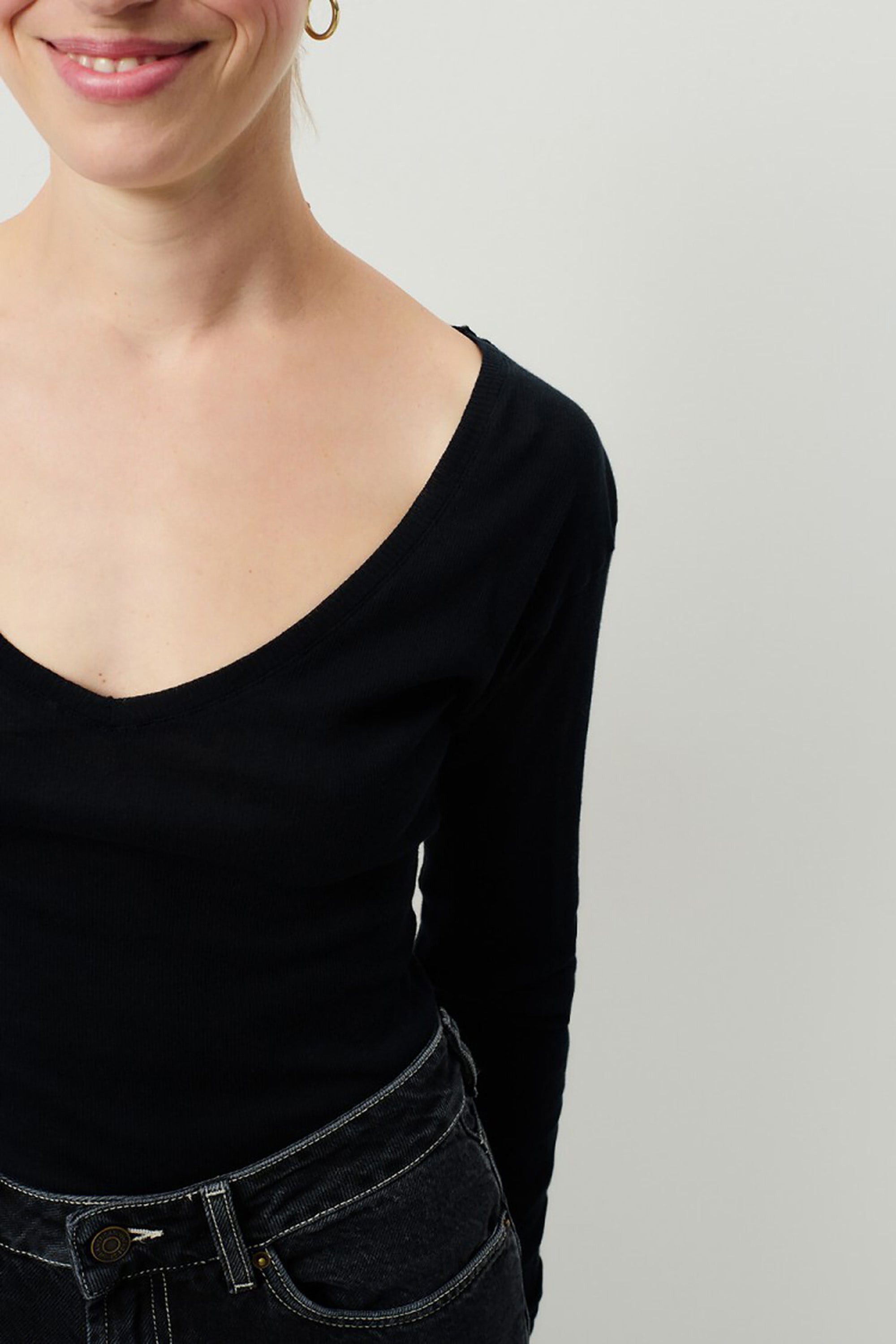 Massachusetts V-Neck T-Shirt LS - Black