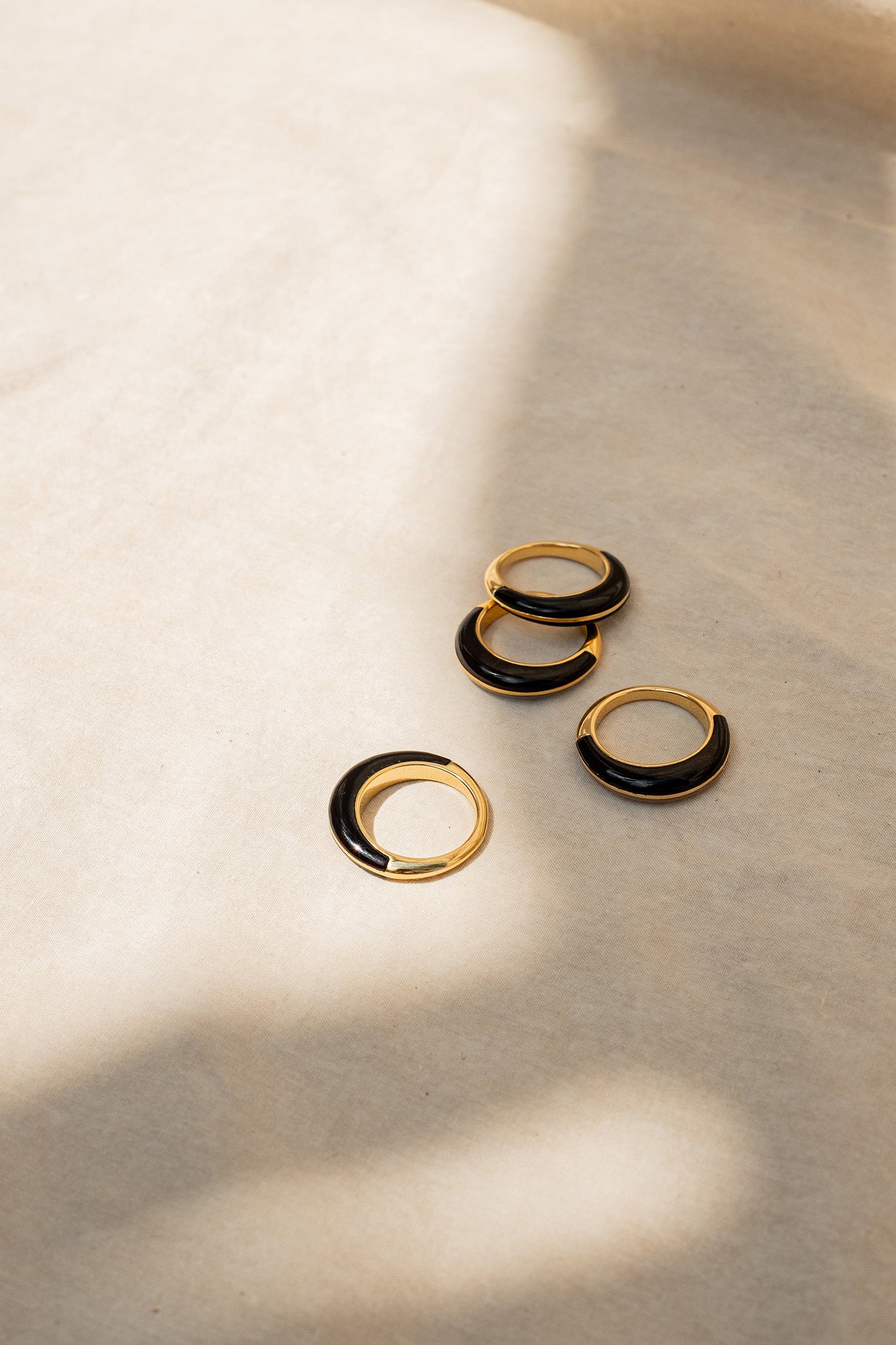 Disc Ring - Gold w/ Black Horn