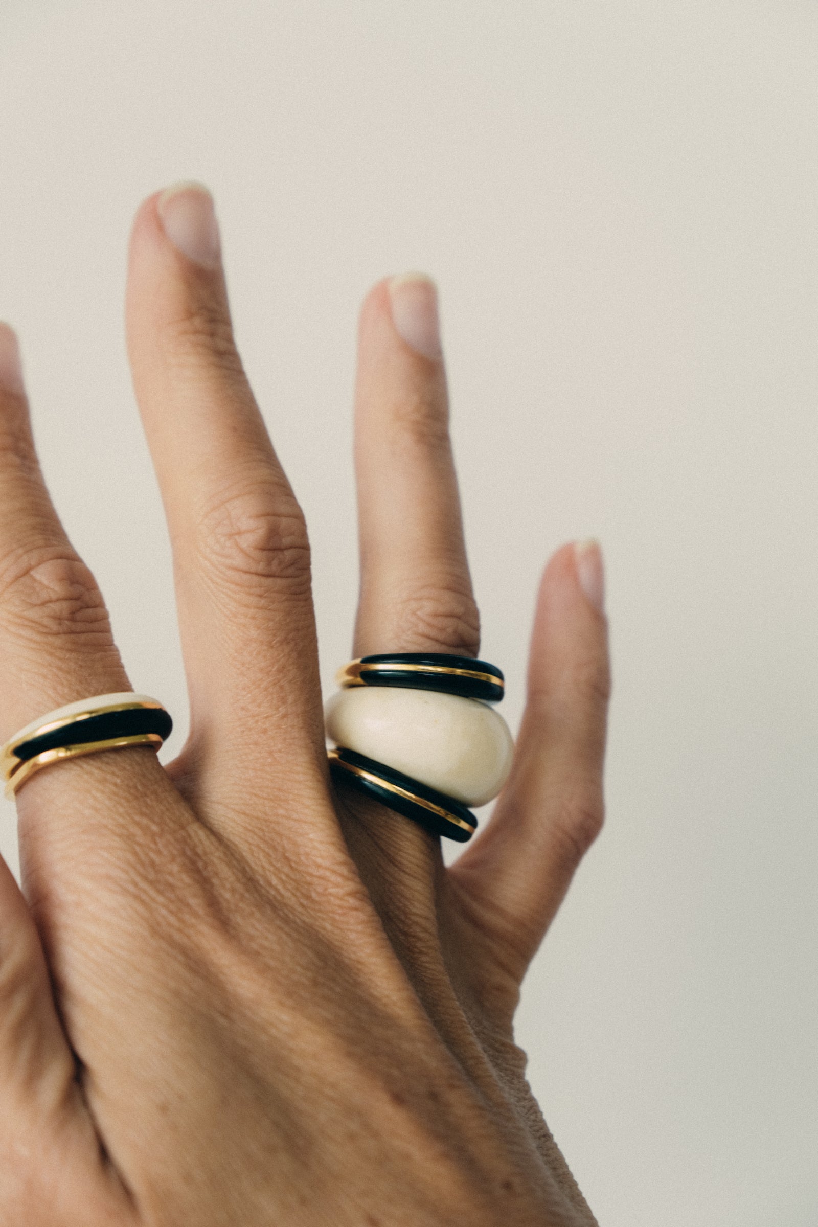 Adorn Disc Ring - Gold w/ Black Horn - RUM Amsterdam