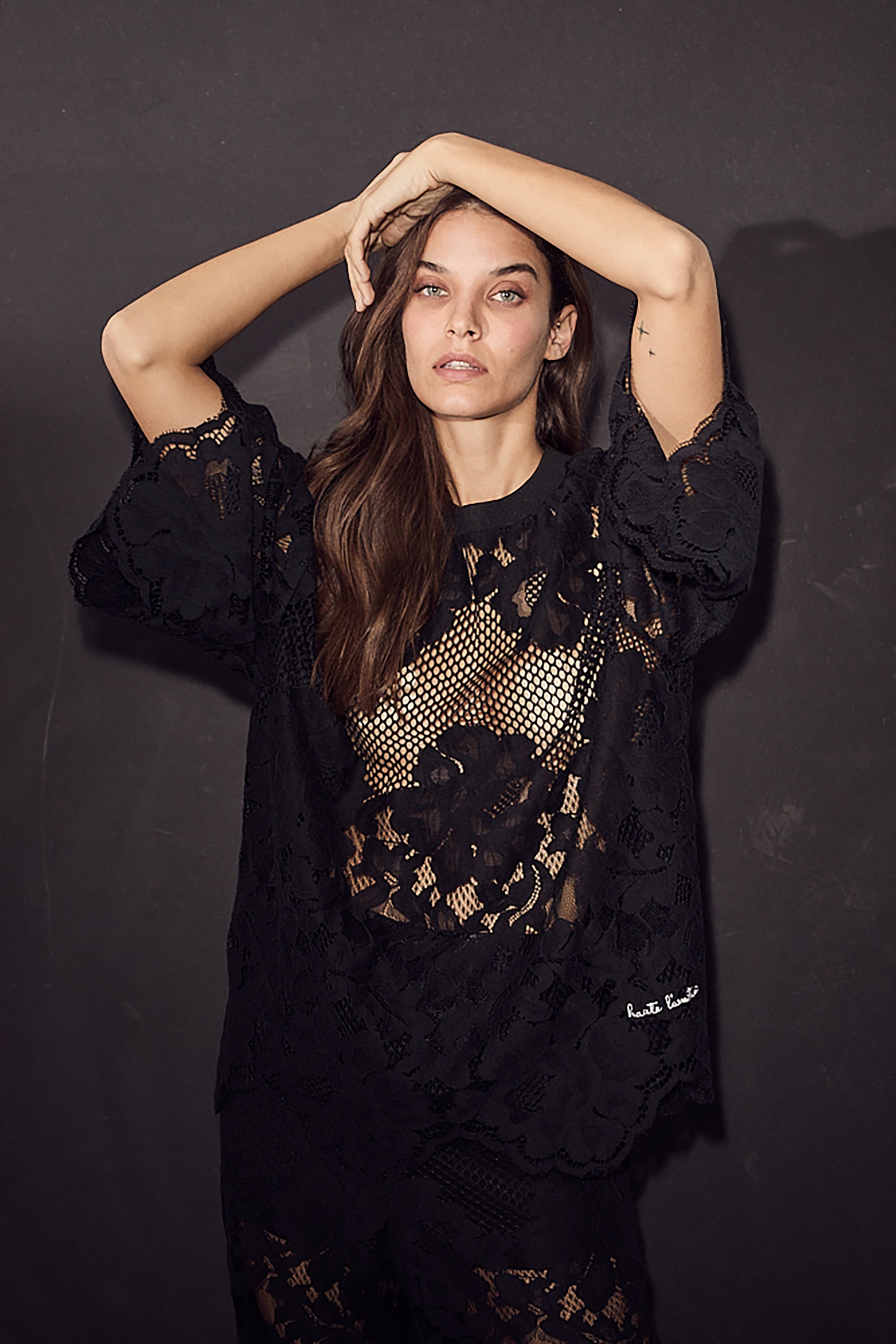 Curvey Lace Hem Tee - Black - RUM Amsterdam