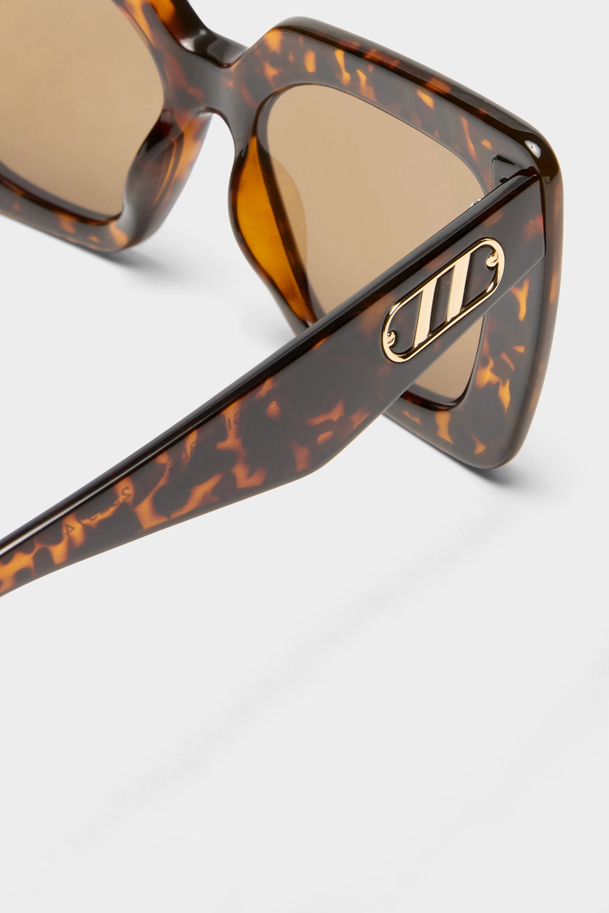 Unimaginable Sunglasses - Dark Tort w/ Brown Mono // Le Sustain - RUM Amsterdam