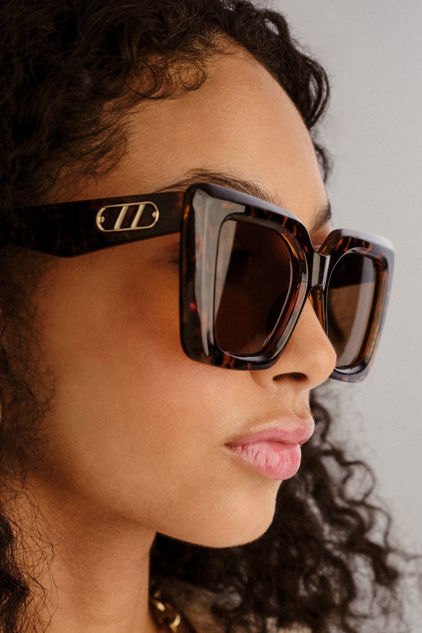 Unimaginable Sunglasses - Dark Tort w/ Brown Mono // Le Sustain - RUM Amsterdam