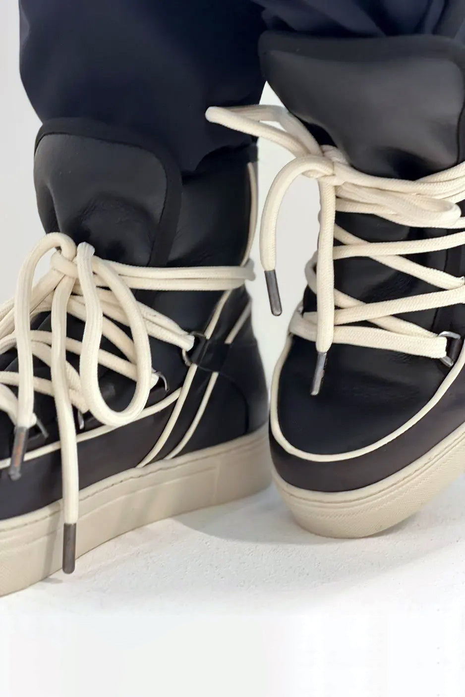 Est'Seven Mouton Sneaker Napa - Black/White Trim - RUM Amsterdam