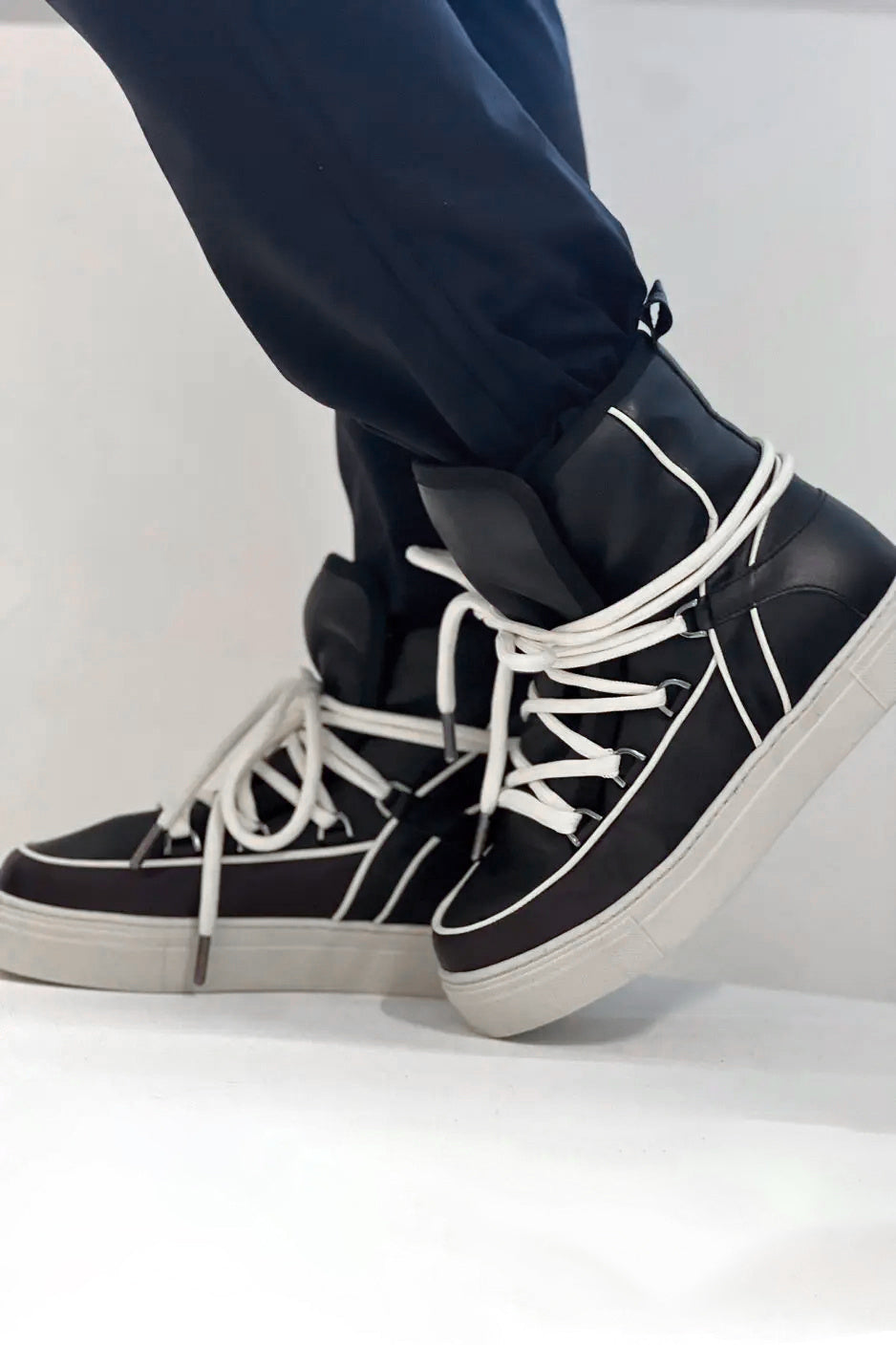 Mouton Sneaker Napa - Black/White Trim
